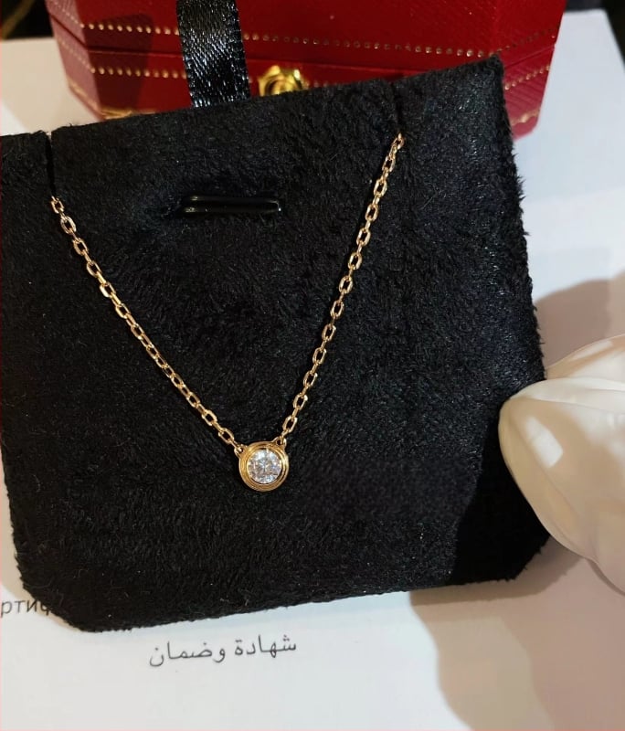 Piekaramais kulons, pilienveida forma no sakausējuma, viegls greznības stils, pavasaris 2024