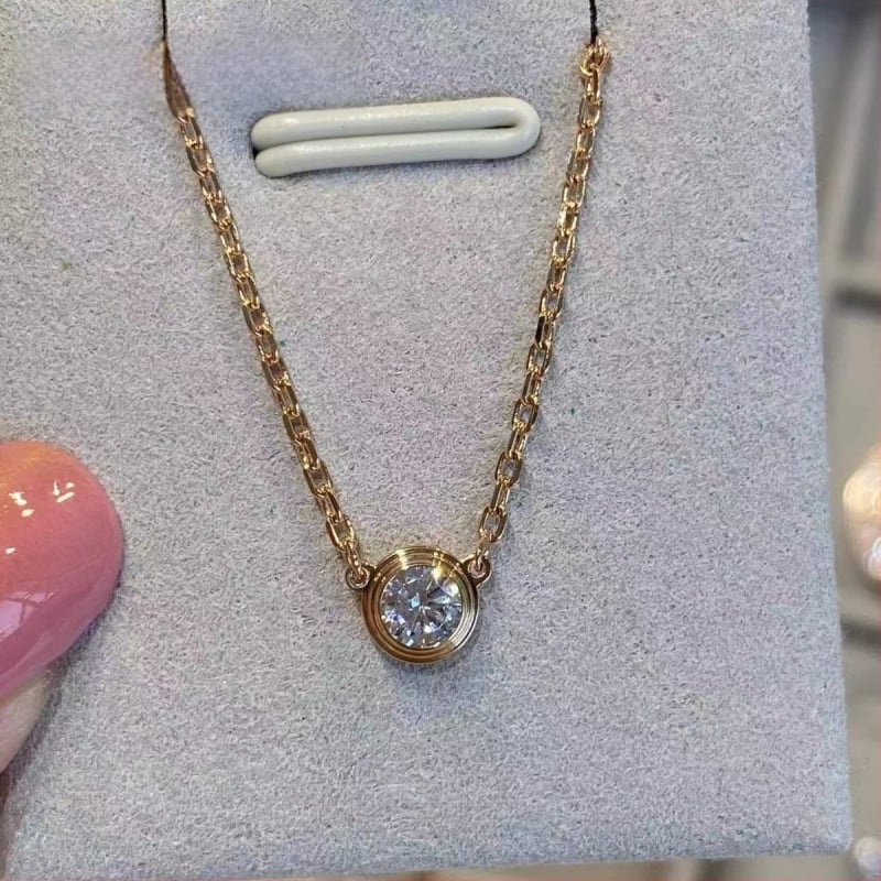 Piekaramais kulons, pilienveida forma no sakausējuma, viegls greznības stils, pavasaris 2024