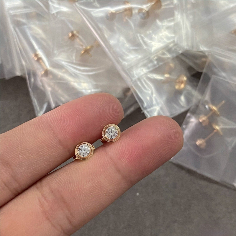 Piekaramais kulons, pilienveida forma no sakausējuma, viegls greznības stils, pavasaris 2024