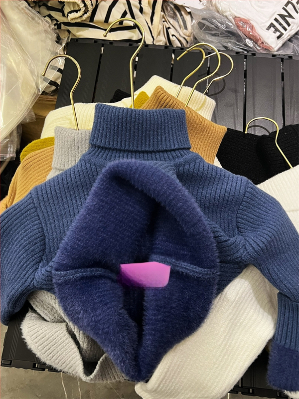 Unisex bērnu džemperis Korejas stilā ziemai, biezi adīts ar velūra oderējumu un augstu kaklu, vecuma grupa 3–8 gadi, adījuma soli 12–14 acis uz 3 cm, galvenais materiāls: norka kažokāda