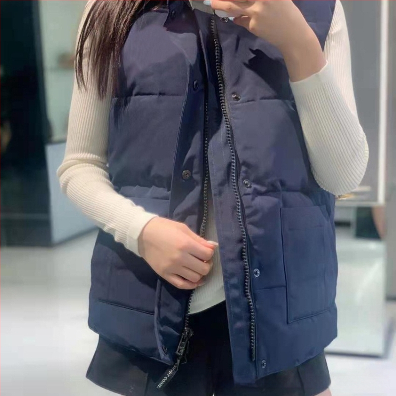 Пухена жилетка с цип, стойкова яка, втален модел (пух от патица; съдържание пух 81–85%; основна тъкан полиестер; цип; стойкова яка)