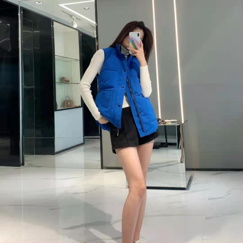 Пухена жилетка с цип, стойкова яка, втален модел (пух от патица; съдържание пух 81–85%; основна тъкан полиестер; цип; стойкова яка)