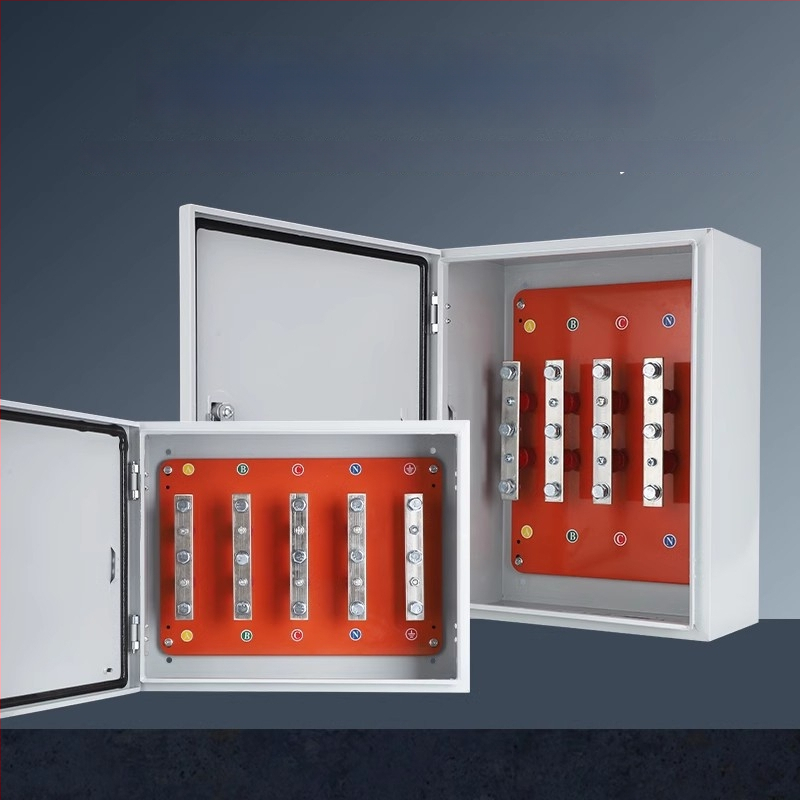 Izoliuota T-jungties dėžė kabeliams su vario šina, sieninis montavimas, IP40, korpusas iš šaltai valcuoto plieno plokštės, pagal užsakymą