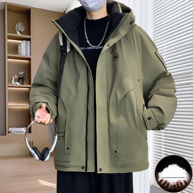 Vīriešu ziemas pūka jaka – pūka saturs 46–50%, pildījums: balts zoss pūds, vēja izturīga un aukstumizturīga, ar kapuci un rāvējslēdzēju