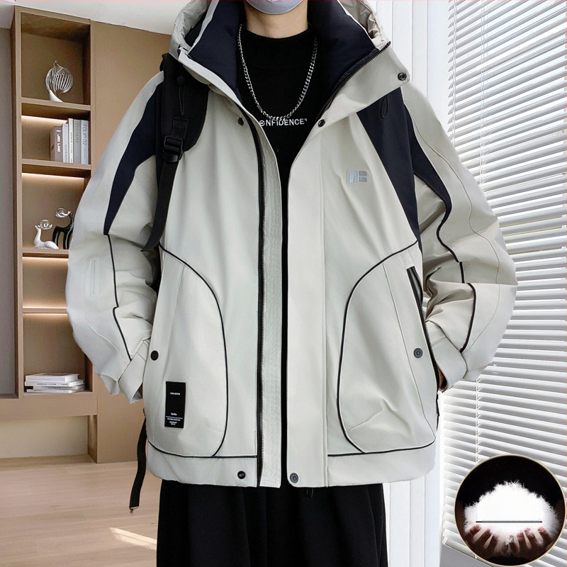 Vīriešu ziemas pūka jaka – pūka saturs 46–50%, pildījums: balts zoss pūds, vēja izturīga un aukstumizturīga, ar kapuci un rāvējslēdzēju