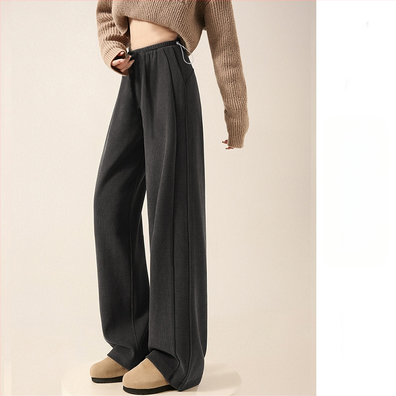 Grūtnieču ziemas bikses ar flīsa iekšdieni, biezas un silti, plata kāja, taisns piegriezums, vidējā josta; materiāls: kokvilnas-poliesters 50–70% saturs