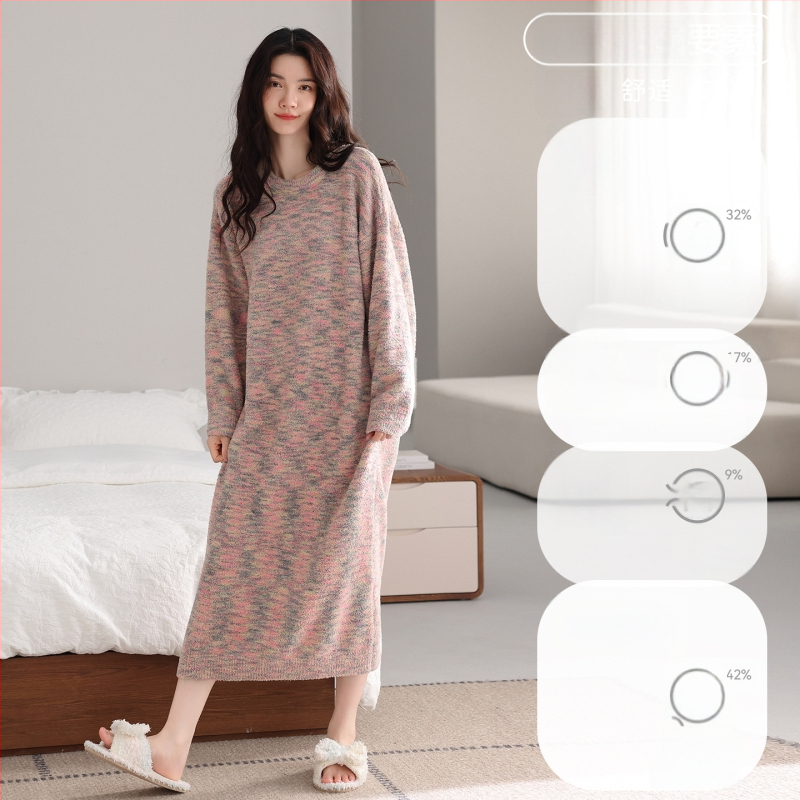 Grūtnieču naktskleita no pusvelūra ar vilnas odere, garas piedurknes, apaļš kakla, garums