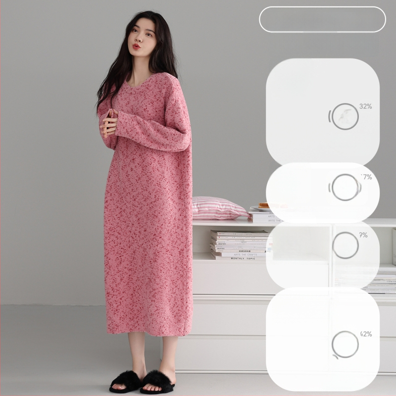 Grūtnieču naktskleita no pusvelūra ar vilnas odere, garas piedurknes, apaļš kakla, garums