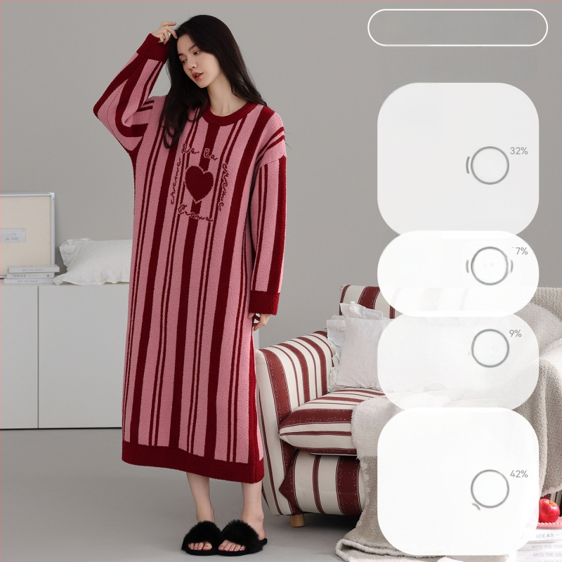 Grūtnieču naktskleita no pusvelūra ar vilnas odere, garas piedurknes, apaļš kakla, garums