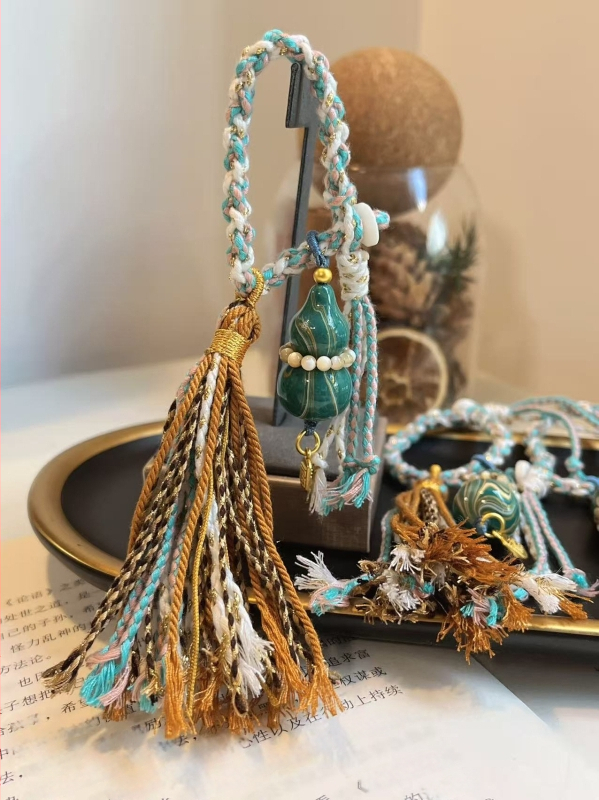 Lakots kulons ar ķirbja formas somām, tālruņiem un atslēgām — oriģinālais dizains, pavasaris 2024, SH3141