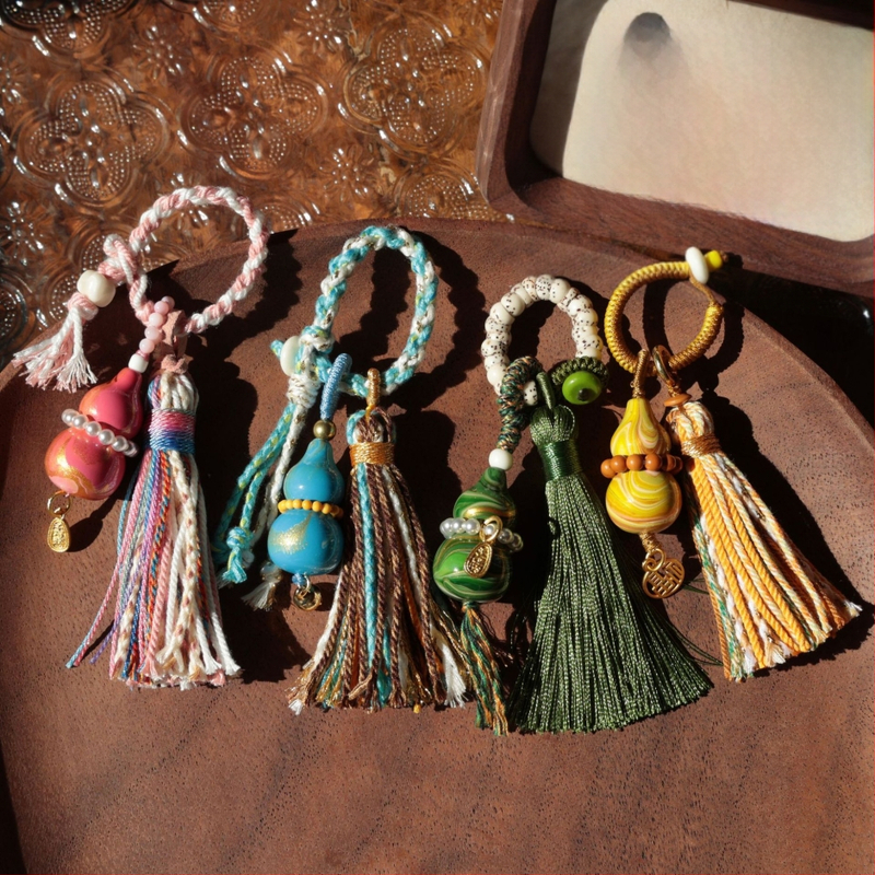 Lakots kulons ar ķirbja formas somām, tālruņiem un atslēgām — oriģinālais dizains, pavasaris 2024, SH3141