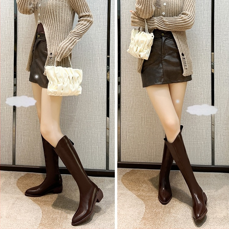 Moterų riteriniai batai su aukštu vamzdeliu - dviejų sluoksnių jautienos odos vampas, odinis įdėklas, guminė padas, vidinis pakilimo kulnas 3–5 cm, smailus pirštas