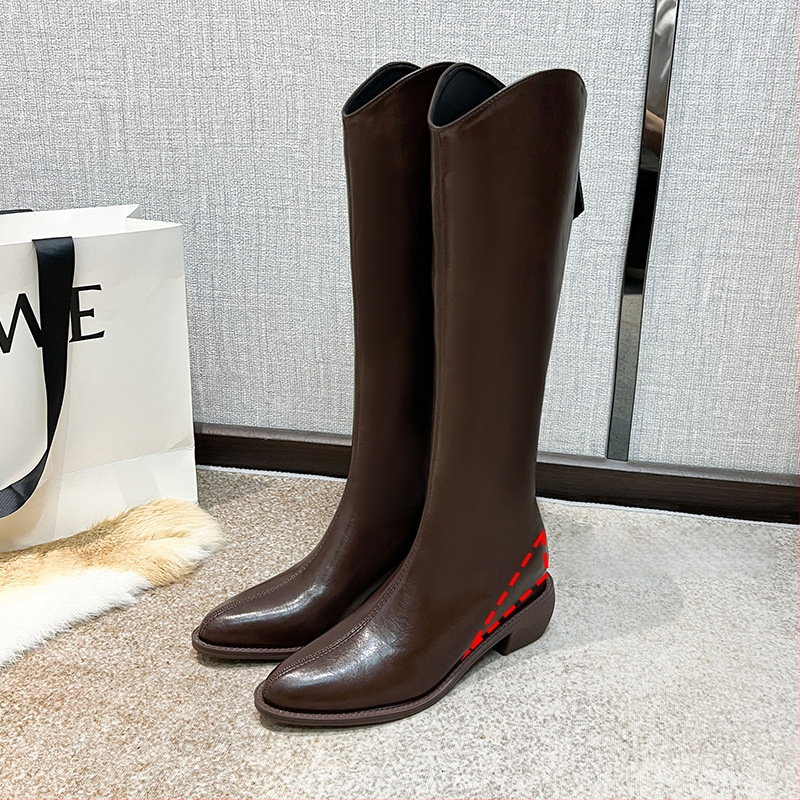 Moterų riteriniai batai su aukštu vamzdeliu - dviejų sluoksnių jautienos odos vampas, odinis įdėklas, guminė padas, vidinis pakilimo kulnas 3–5 cm, smailus pirštas