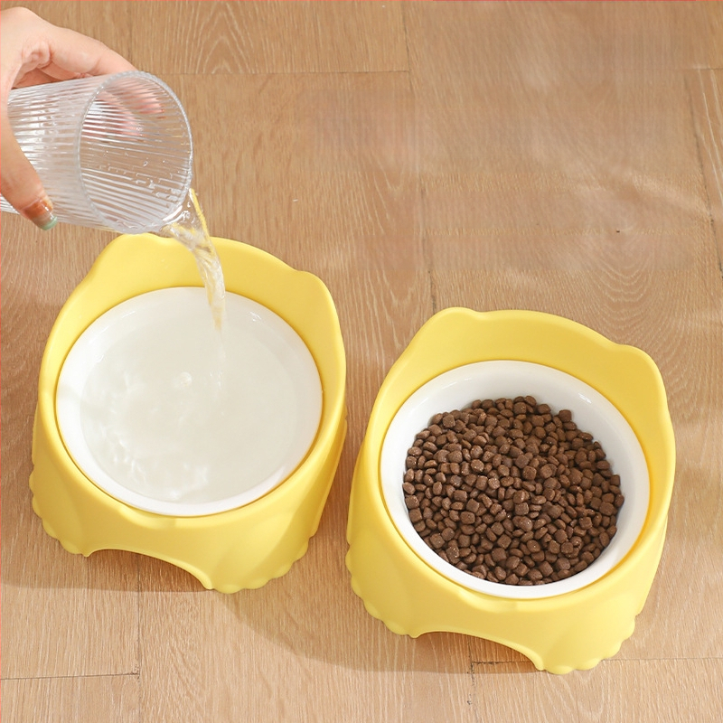 Sienā piestiprināms kaķu barošanas trauks, plastmasas pamatne ar keramisku vai nerūsējošā tērauda bļodu, telpām draudzīgs dizains