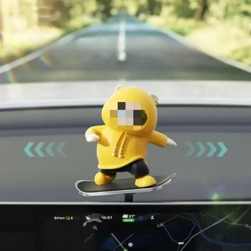 Automašīnas paneļa dekors ar lāci uz slidinoša skeita dēļa, karikatūras stilā, sakausējuma materiāls, dzīvnieku dizains