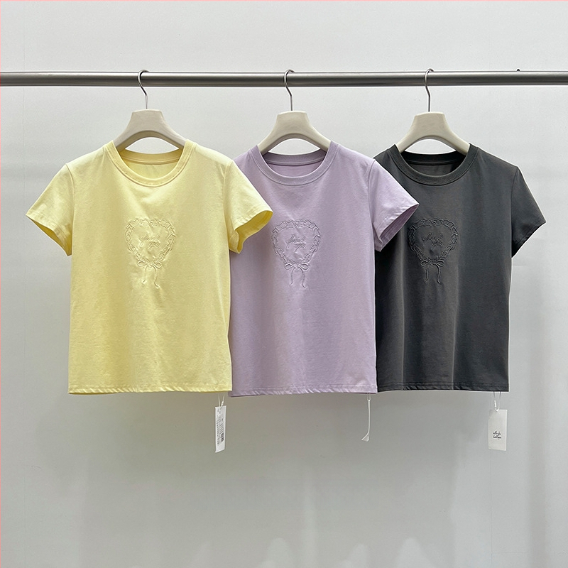 Allo T-krekls ar sirds izšuvumu un apdruku, kokvilnas maisījuma audums, īsās piedurknes, apaļa kakla, brīvs piegriezums, rudens 2025