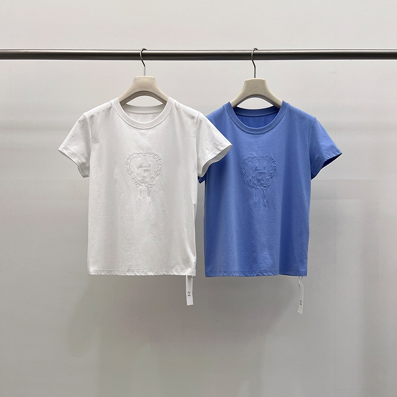 Allo T-krekls ar sirds izšuvumu un apdruku, kokvilnas maisījuma audums, īsās piedurknes, apaļa kakla, brīvs piegriezums, rudens 2025