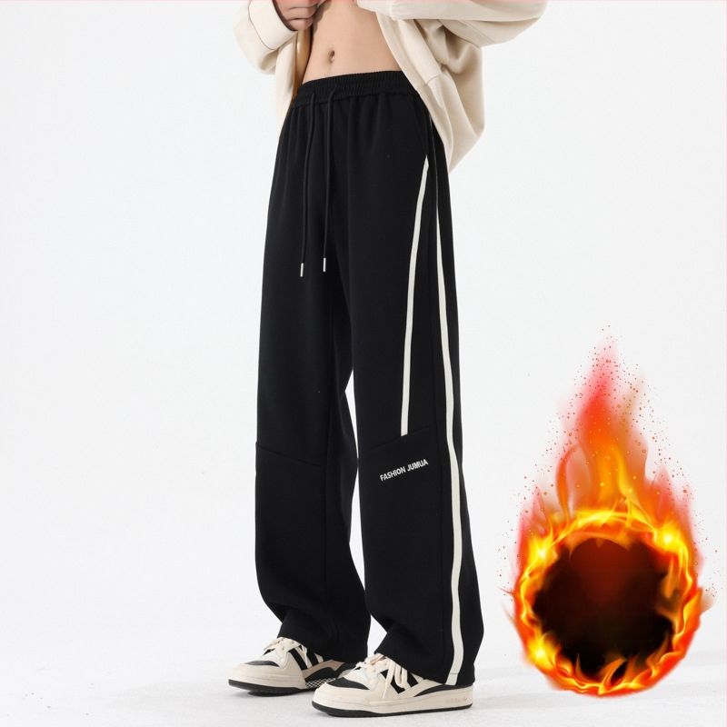 Férfiaknak szabadidő-sportnadrág, lazán szabott egyenes fazon, középmagas derekú, övvel és kötőzárással, pamut-keverék anyag, légáteresztő, tavasz–ősz