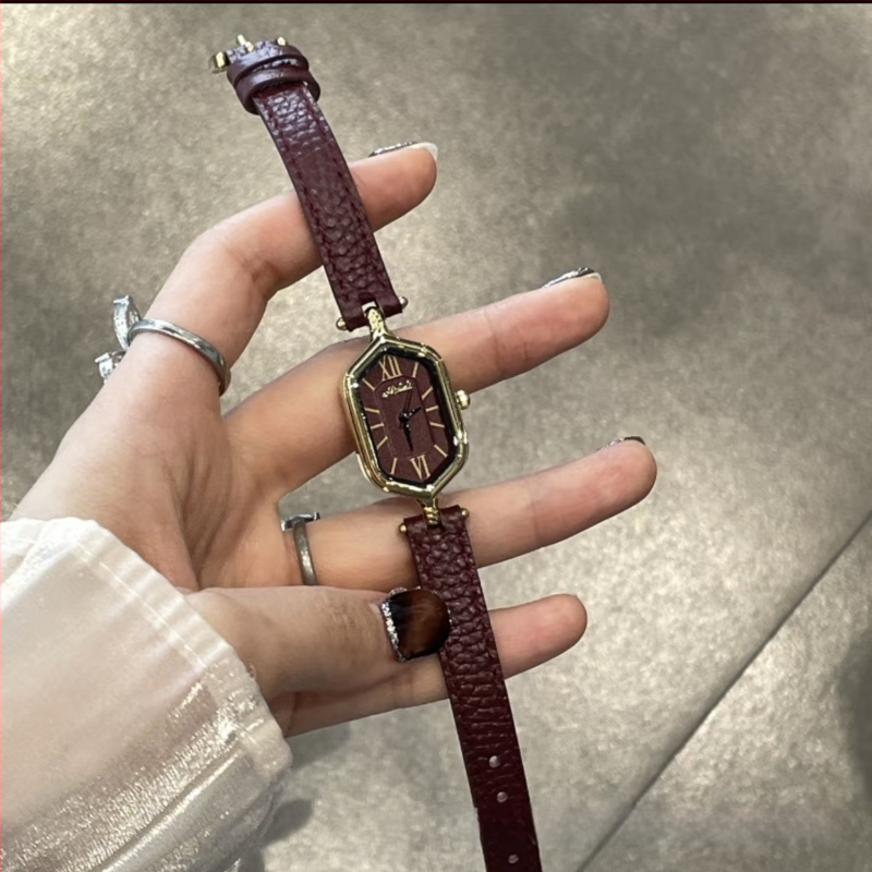 Ceas de damă analog cu curea PU, cadran cu cifre romane, aspect retro (Mecanism quartz • Rezistență la apă 30 m • Carcasă din aliaj • Curea PU • Geam mineral întărit)