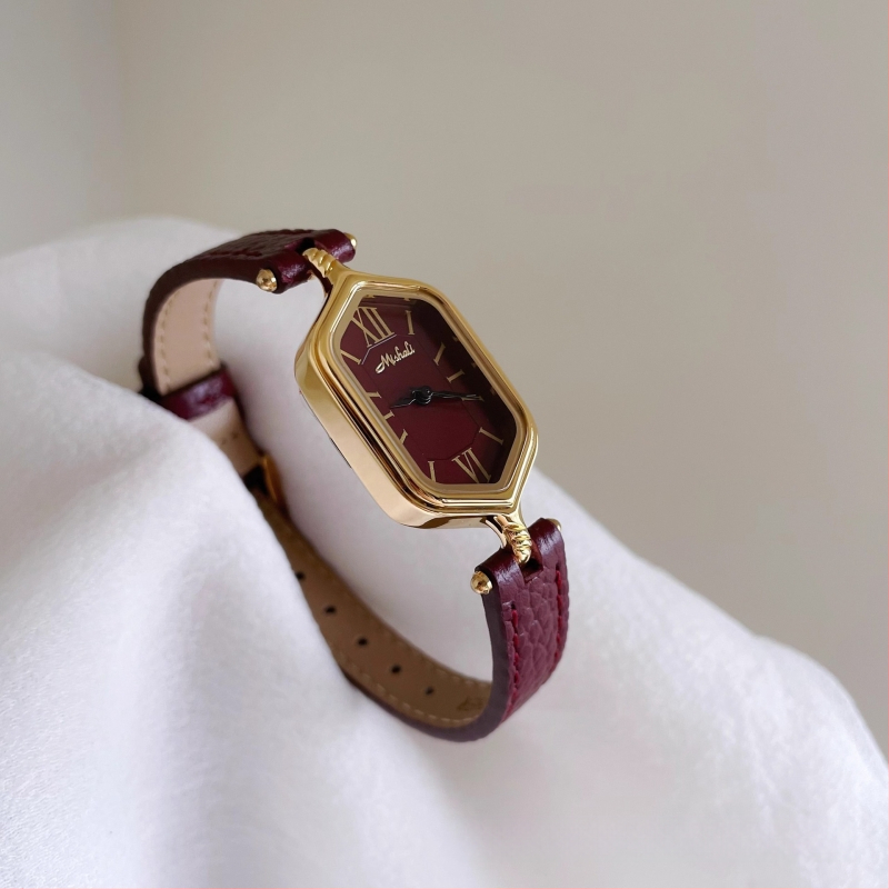 Ceas de damă analog cu curea PU, cadran cu cifre romane, aspect retro (Mecanism quartz • Rezistență la apă 30 m • Carcasă din aliaj • Curea PU • Geam mineral întărit)