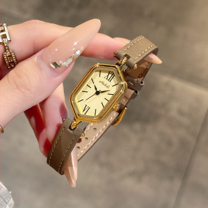 Ceas de damă analog cu curea PU, cadran cu cifre romane, aspect retro (Mecanism quartz • Rezistență la apă 30 m • Carcasă din aliaj • Curea PU • Geam mineral întărit)