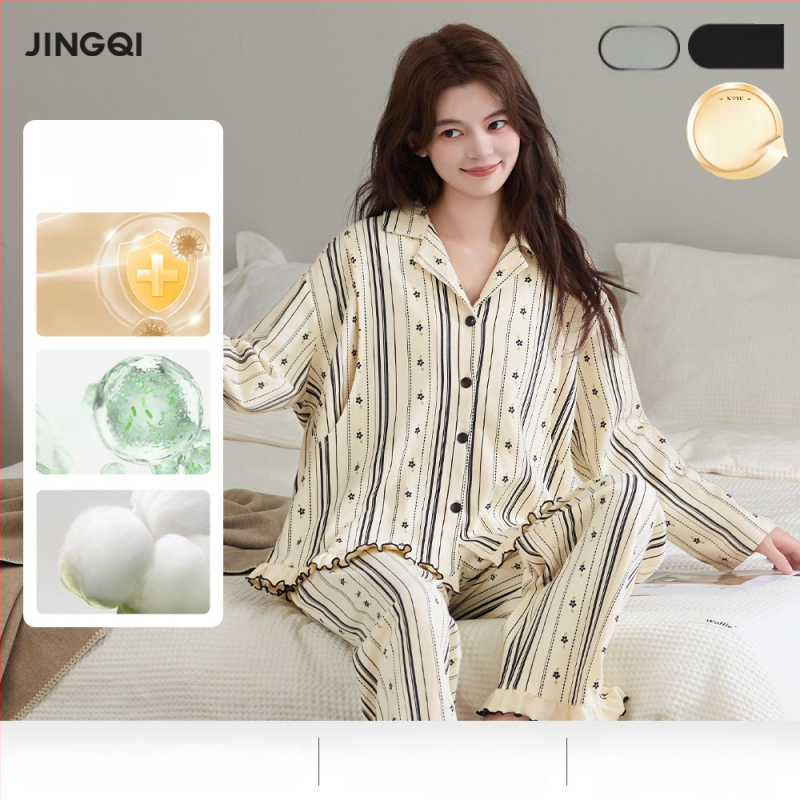 Barojošā pidžamu komplekts no 95–100% kokvilnas, garas piedurknes, rever apkakle, nolaiņoti pleci, audums 181–200 g/m²