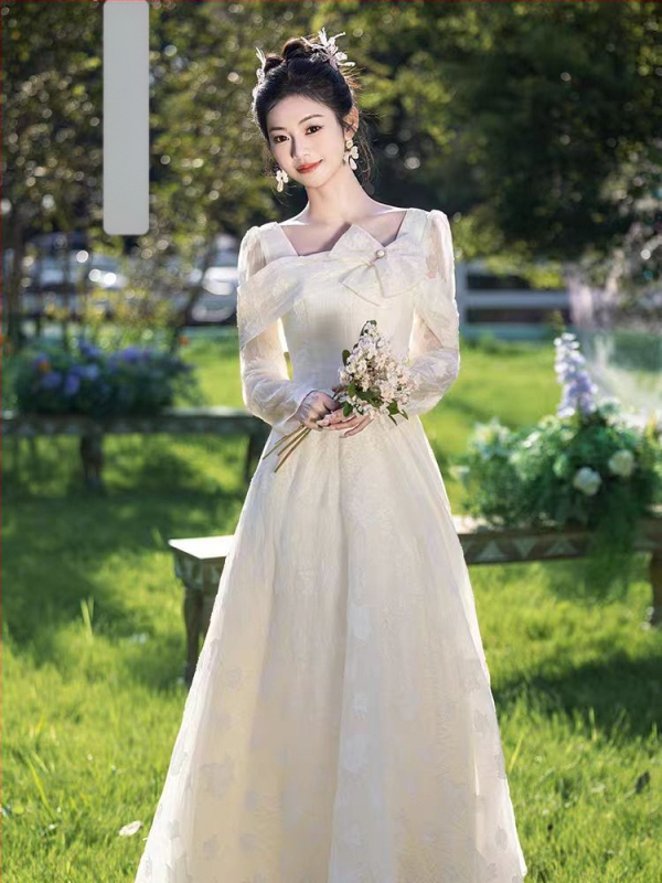 Nuotakos draugės suknelė — elegantiškas stilius, ilgos rankovės, kvadratinis iškirpimas, A linijos siluetas, poliesteris su elastanu, 2025