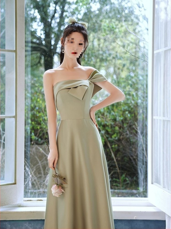 Satiinist pruutneitside kleit, A-liiniline siluett, sügav V-kaelus, varrukateta, pikk kleit