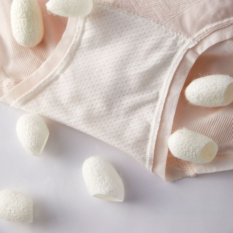 Sieviešu bezšuvju apakšbikses ar vidējo jostu – elpojošas, antibakteriālas; Jacquard audums no regenerētās celulozes; starplika no kokvilnas 90–95%