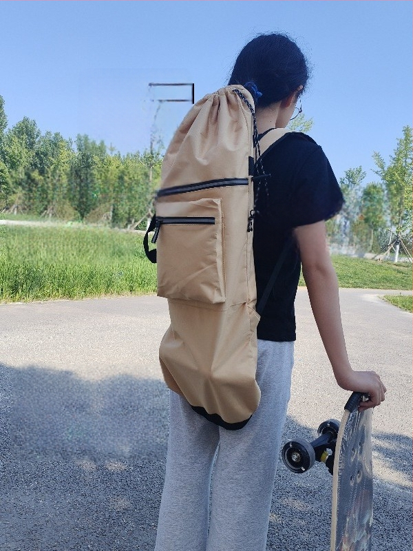 Sporta mugursoma skateboardam ar biezāku dibenu, izturīga un viegla; plecu siksnas ar gaisa spilventiņu; ietilps tenisa/badminton raketes, makšķerēšanas nūjas un jogas paklājiņu