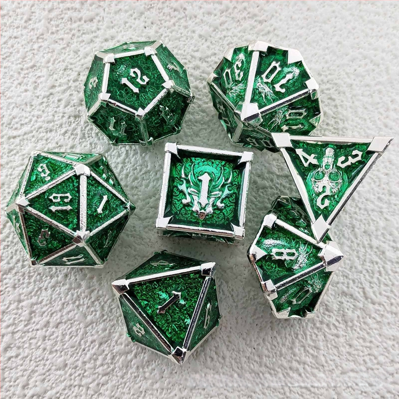 7 kauli no cinka sakausējuma ar noapaļotiem stūriem D&D galda spēlei