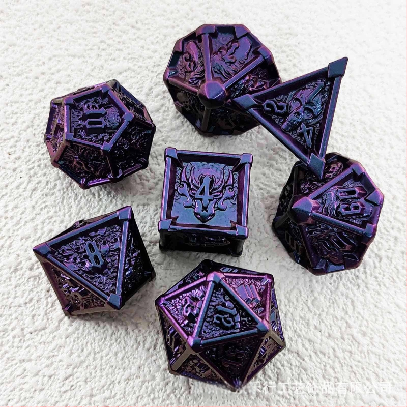 7 kauli no cinka sakausējuma ar noapaļotiem stūriem D&D galda spēlei