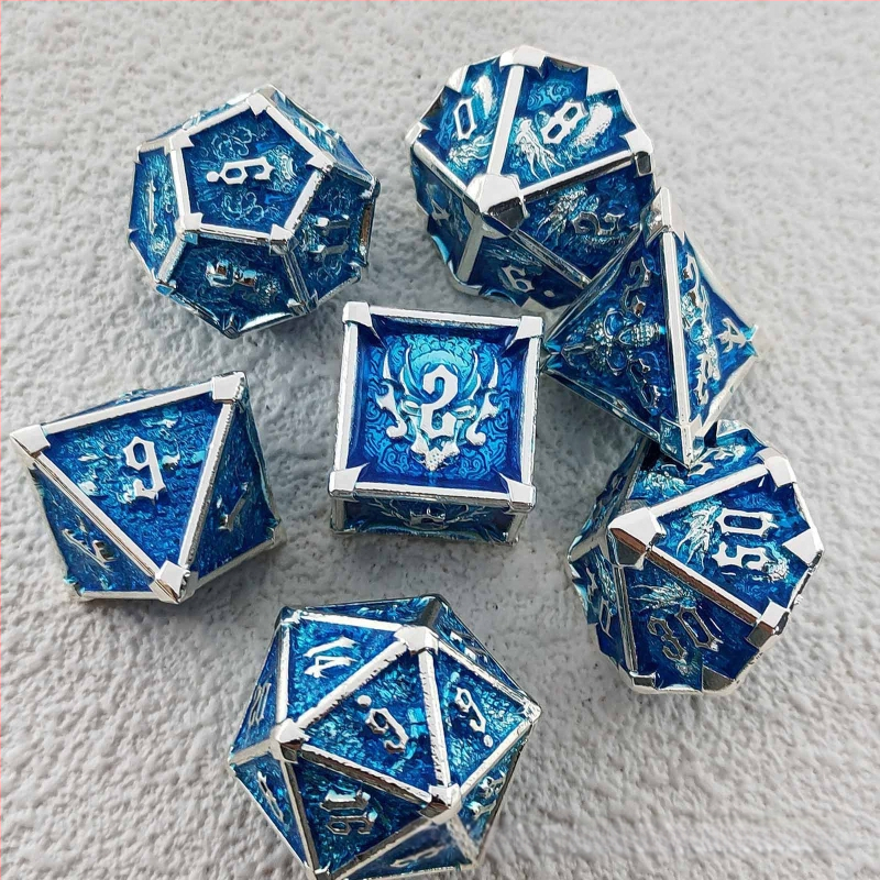 7 kauli no cinka sakausējuma ar noapaļotiem stūriem D&D galda spēlei