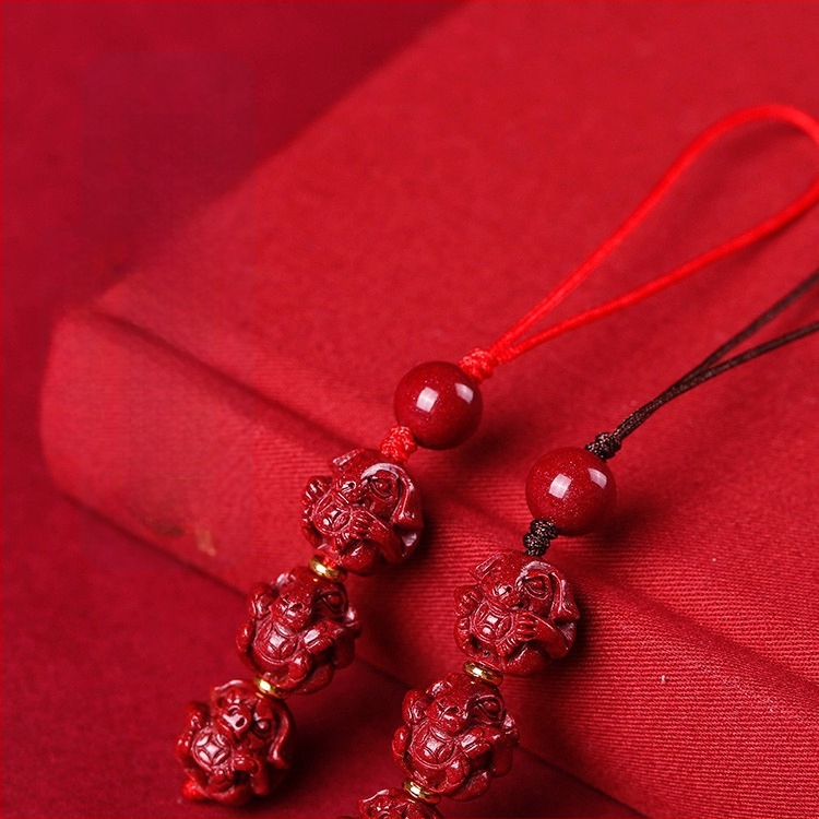 Telefona ķēdes piekariņš ar cinnabāra zodiaka motīvu, gravēts, ķīniešu literāri retro stila, 2023. gada rudens