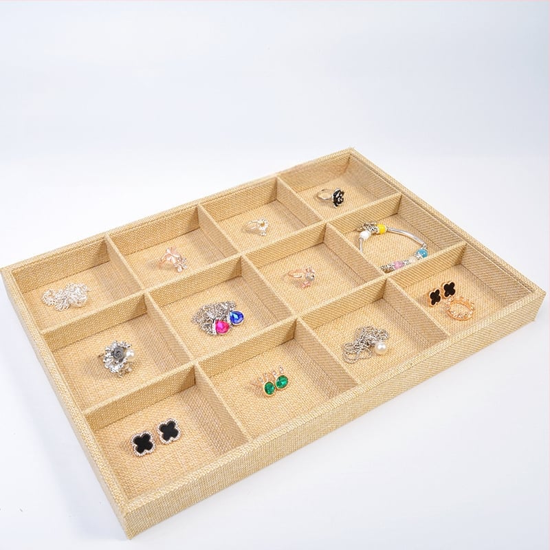 Gredzenu un juvelierizstrādājumu demonstrēšanas paliktnis — ABS materiāls, samta iekšējā apdare, viens līmenis, augstas klases dizains, šuvju izstrāde