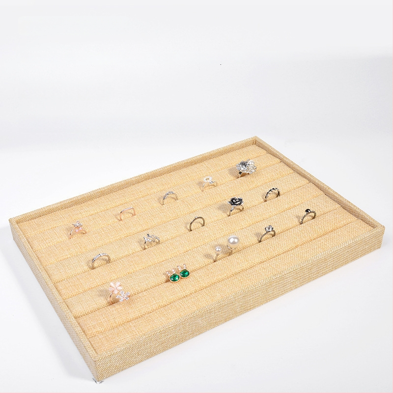 Gredzenu un juvelierizstrādājumu demonstrēšanas paliktnis — ABS materiāls, samta iekšējā apdare, viens līmenis, augstas klases dizains, šuvju izstrāde