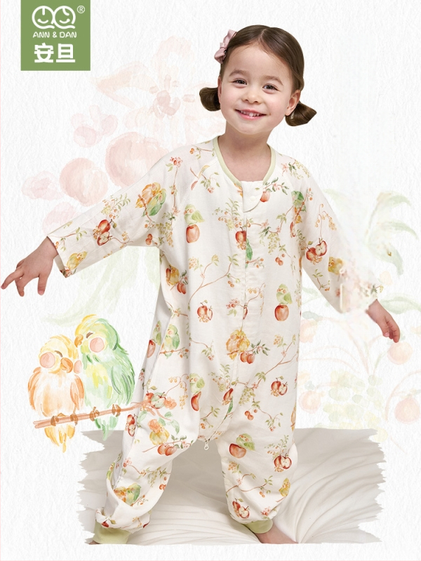 Guļammaiss zīdaiņiem 1–3 gadi: antibakteriāls materiāls no bambusa un kokvilnas gazes auduma, pildījums 100% kokvilna, atdalītas kājas, rāvējslēdzējs nālons