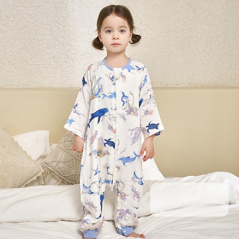 Guļammaiss zīdaiņiem 1–3 gadi: antibakteriāls materiāls no bambusa un kokvilnas gazes auduma, pildījums 100% kokvilna, atdalītas kājas, rāvējslēdzējs nālons