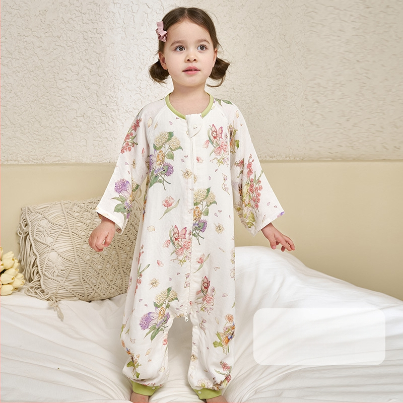 Guļammaiss zīdaiņiem 1–3 gadi: antibakteriāls materiāls no bambusa un kokvilnas gazes auduma, pildījums 100% kokvilna, atdalītas kājas, rāvējslēdzējs nālons