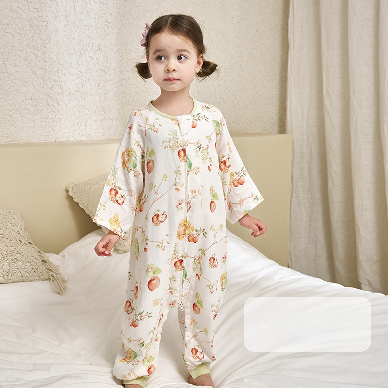 Guļammaiss zīdaiņiem 1–3 gadi: antibakteriāls materiāls no bambusa un kokvilnas gazes auduma, pildījums 100% kokvilna, atdalītas kājas, rāvējslēdzējs nālons