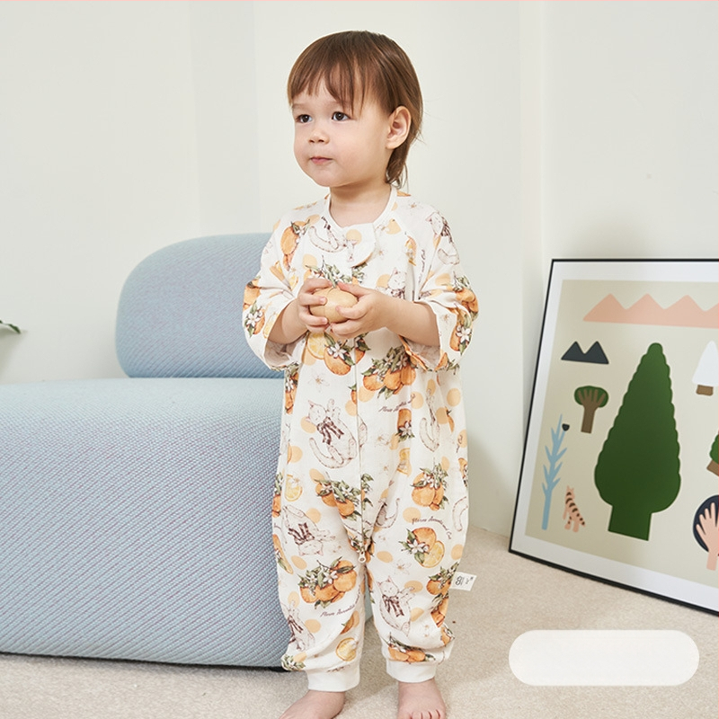 Guļammaiss zīdaiņiem 1–3 gadi: antibakteriāls materiāls no bambusa un kokvilnas gazes auduma, pildījums 100% kokvilna, atdalītas kājas, rāvējslēdzējs nālons