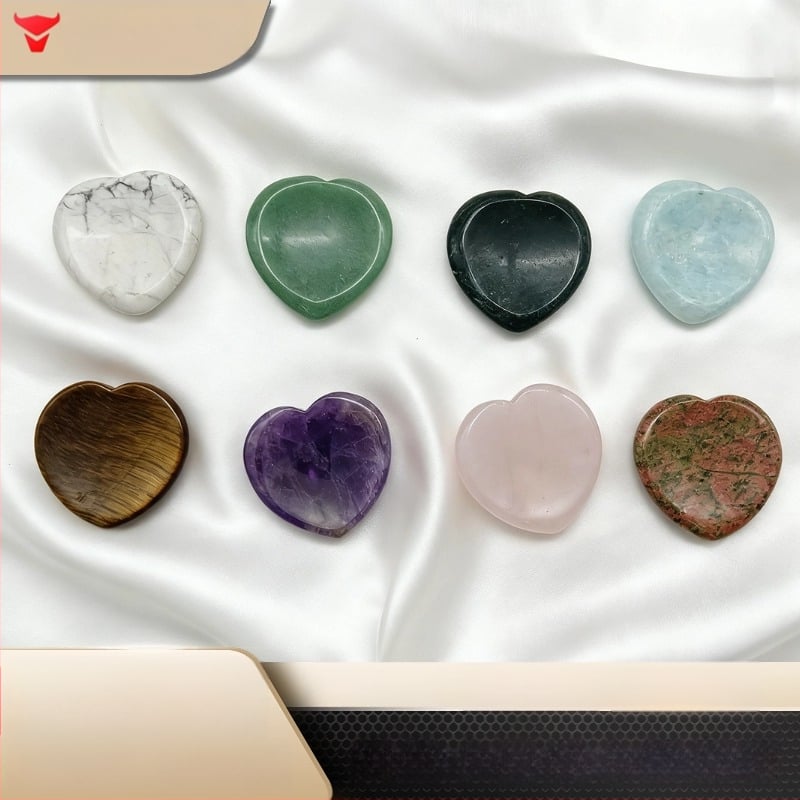 Plaukstas akmens – sirds formas masāžas akmens no rozā kvarca, Nafus, kartona iepakojums