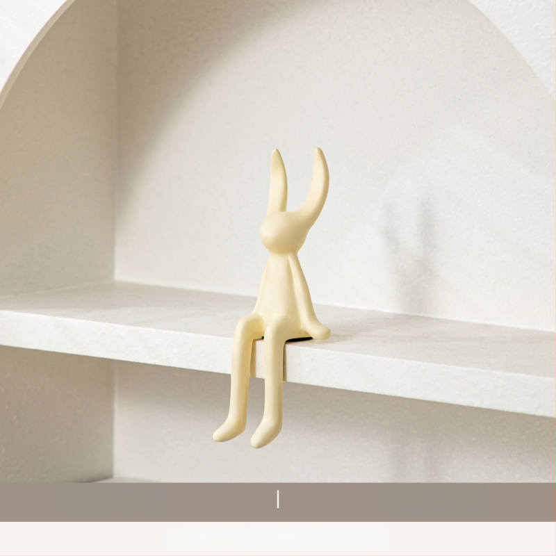 Keramikas zaķa figūra ar garām ausīm – Skandināvu moderns minimālisms, krāsots dekors dzīvojamā istabā, televizora skapī, vīna skapī un ieejā