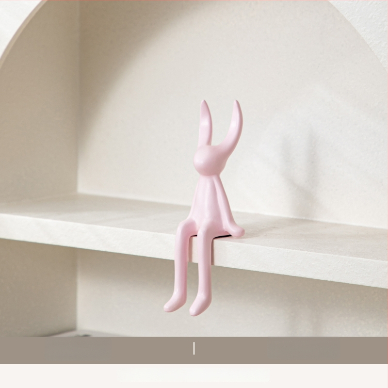 Keramikas zaķa figūra ar garām ausīm – Skandināvu moderns minimālisms, krāsots dekors dzīvojamā istabā, televizora skapī, vīna skapī un ieejā