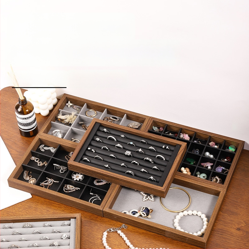 Benya juvelieru plaukts ar ādas korpusu un flaneles iekšējo apdari, Pavasaris 2025