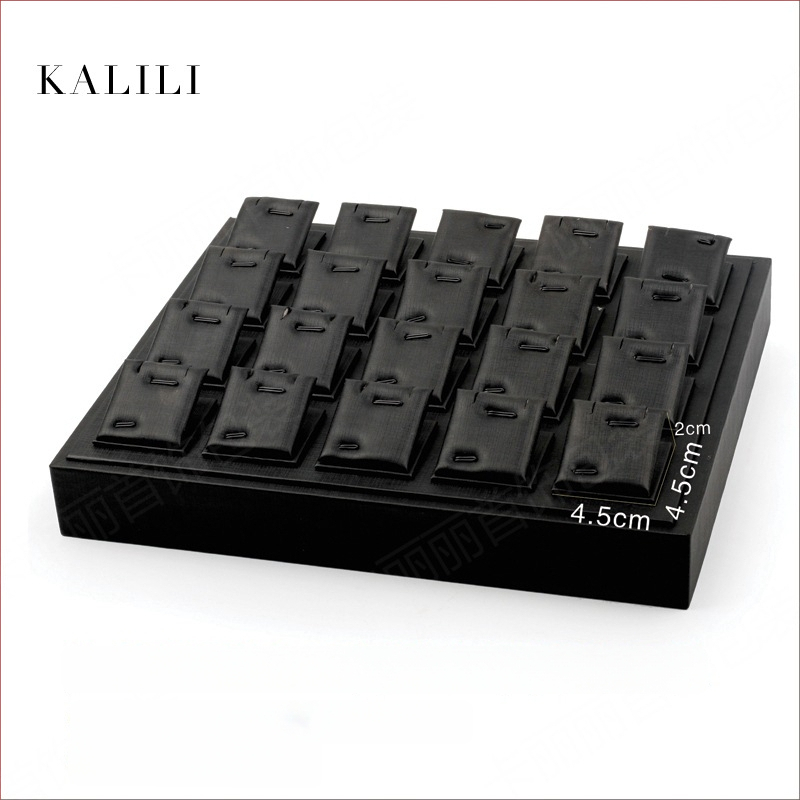 Mākslinieciska juvelierizstrādājumu displeja statīvs rokassprādēm, gredieniem, piekariņiem, auskarām un kaklarotām; materiāls: Cits; 2024. gada pavasaris izlaišana