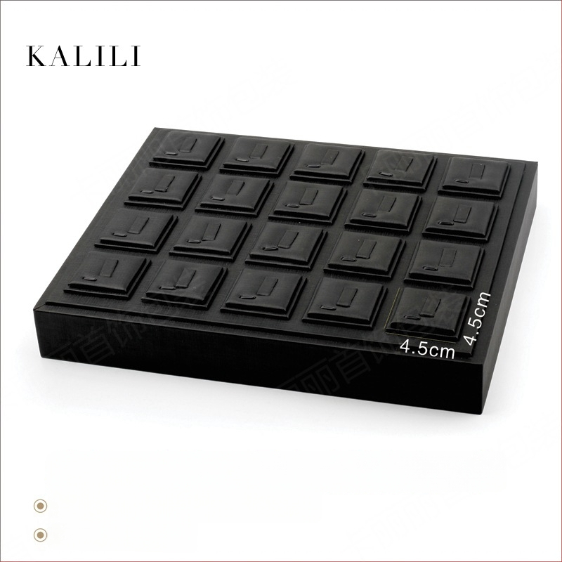 Mākslinieciska juvelierizstrādājumu displeja statīvs rokassprādēm, gredieniem, piekariņiem, auskarām un kaklarotām; materiāls: Cits; 2024. gada pavasaris izlaišana