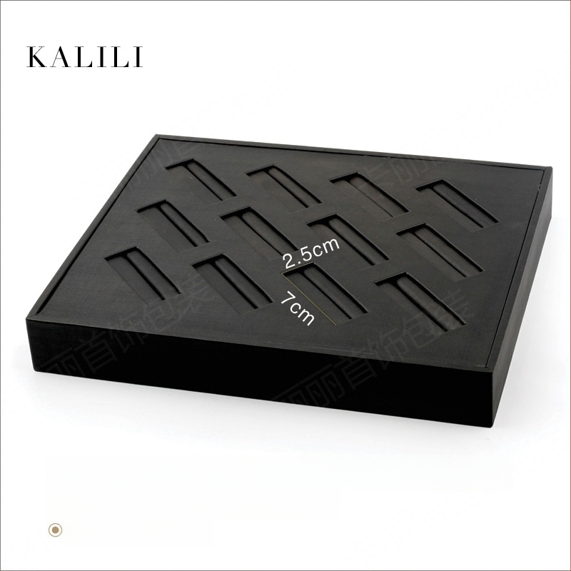 Mākslinieciska juvelierizstrādājumu displeja statīvs rokassprādēm, gredieniem, piekariņiem, auskarām un kaklarotām; materiāls: Cits; 2024. gada pavasaris izlaišana