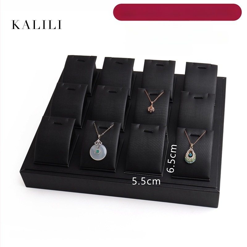 Mākslinieciska juvelierizstrādājumu displeja statīvs rokassprādēm, gredieniem, piekariņiem, auskarām un kaklarotām; materiāls: Cits; 2024. gada pavasaris izlaišana