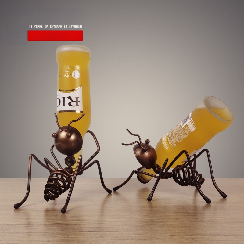 Vasból készült borosállvány rajzfilmszerű hangyamotívummal otthoni és bár dekorációhoz